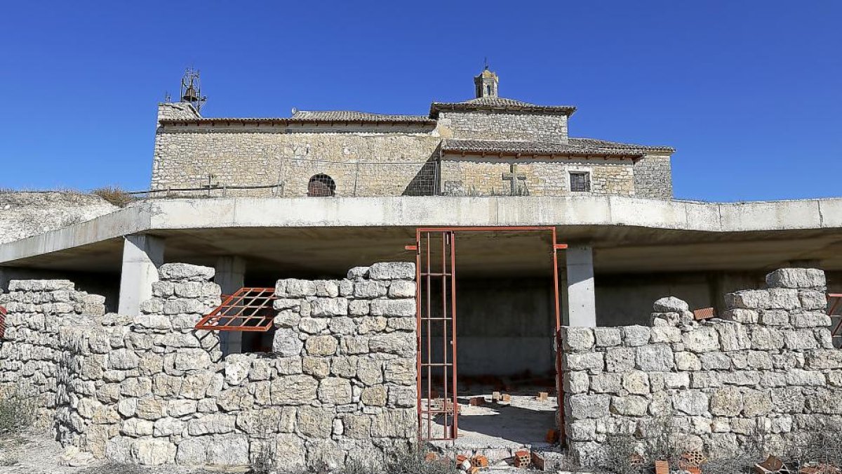 Estructura inacabada sobre la que Trigueros impulsa el centro de interpretación de las casas cueva.-J.M. LOSTAU