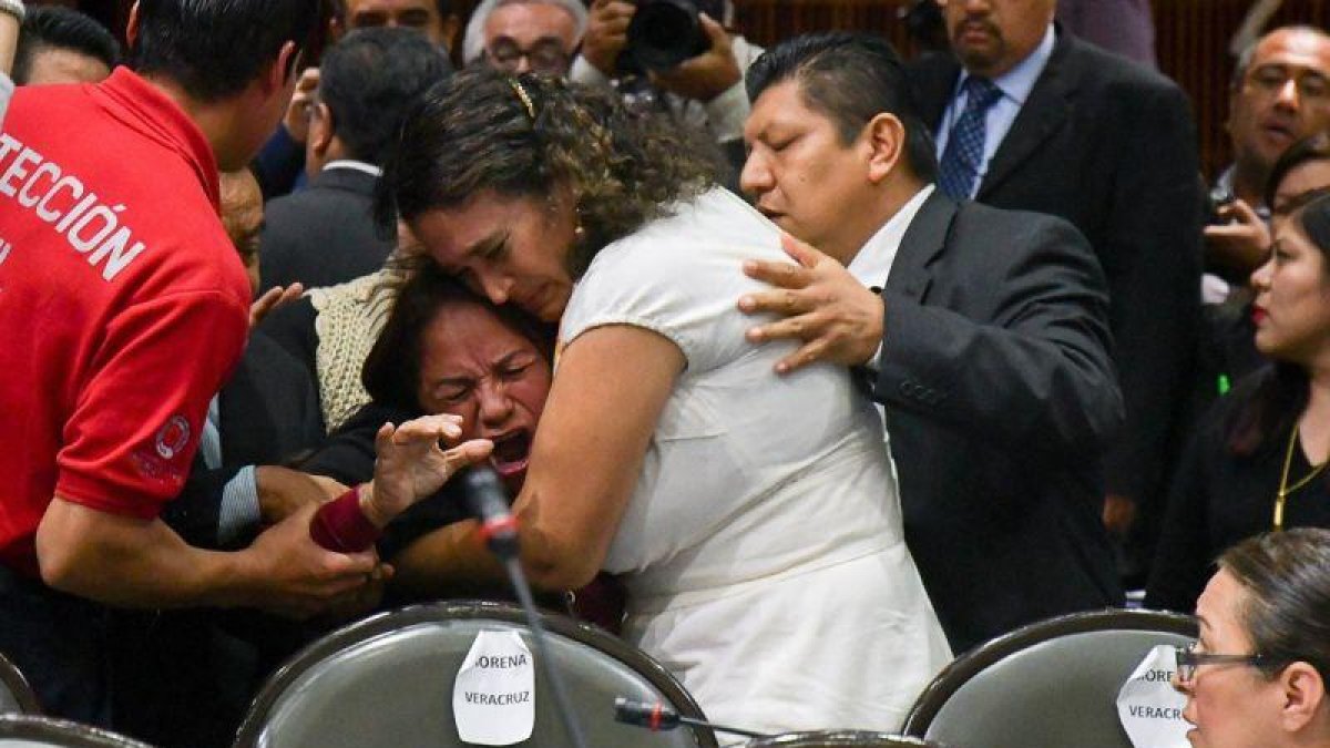 Legisladores reconfortan a la diputada Carmen Medel Palma del Movimiento Regeneracion Nacional Morena luego de que recibiera la noticia de que su hija habia sido asesinada.-EFE
