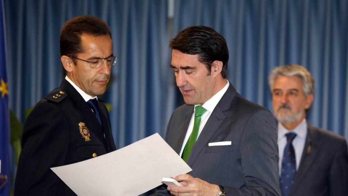 El delegado del Gobierno, Juan Carlos Suárez-Quiñones, entrega las Medallas al Mérito de Protección Civil-Ical