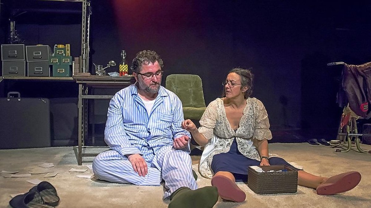 Los actores Javier Manzanera y Celia Nadal en una escena de la obra ‘Espacio Disponible’.-PERIGALLO TEATRO