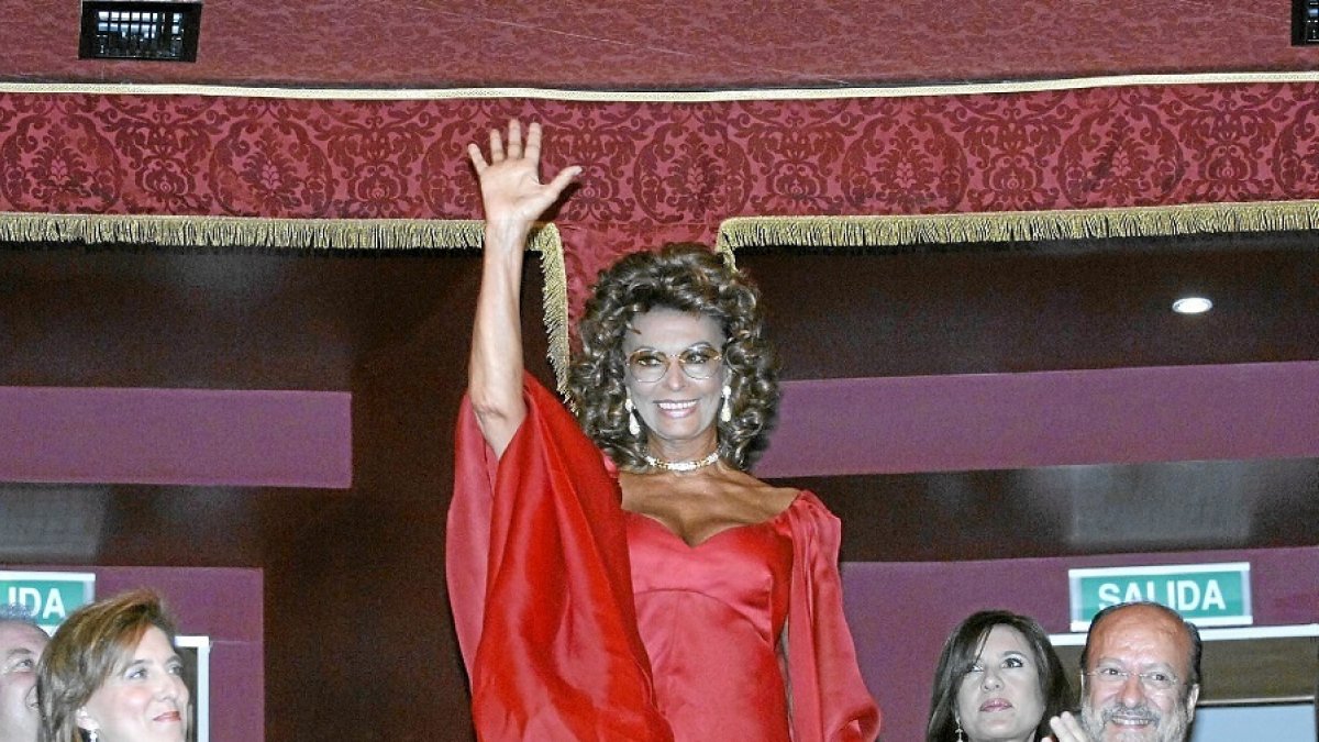 Sofía Loren saluda junto a León de la Riva y Salgueiro
