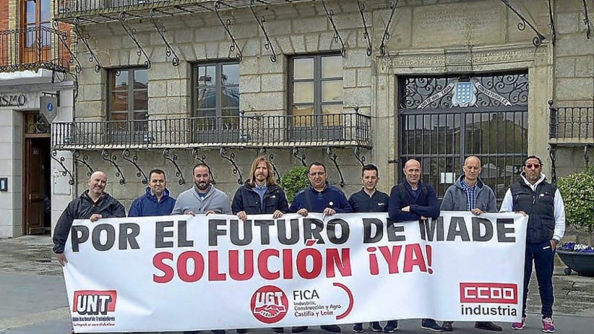 Pablo Fernández y representantes del comité de empresa de Made se concentran ayer frente al Ayuntamiento.-EL MUNDO