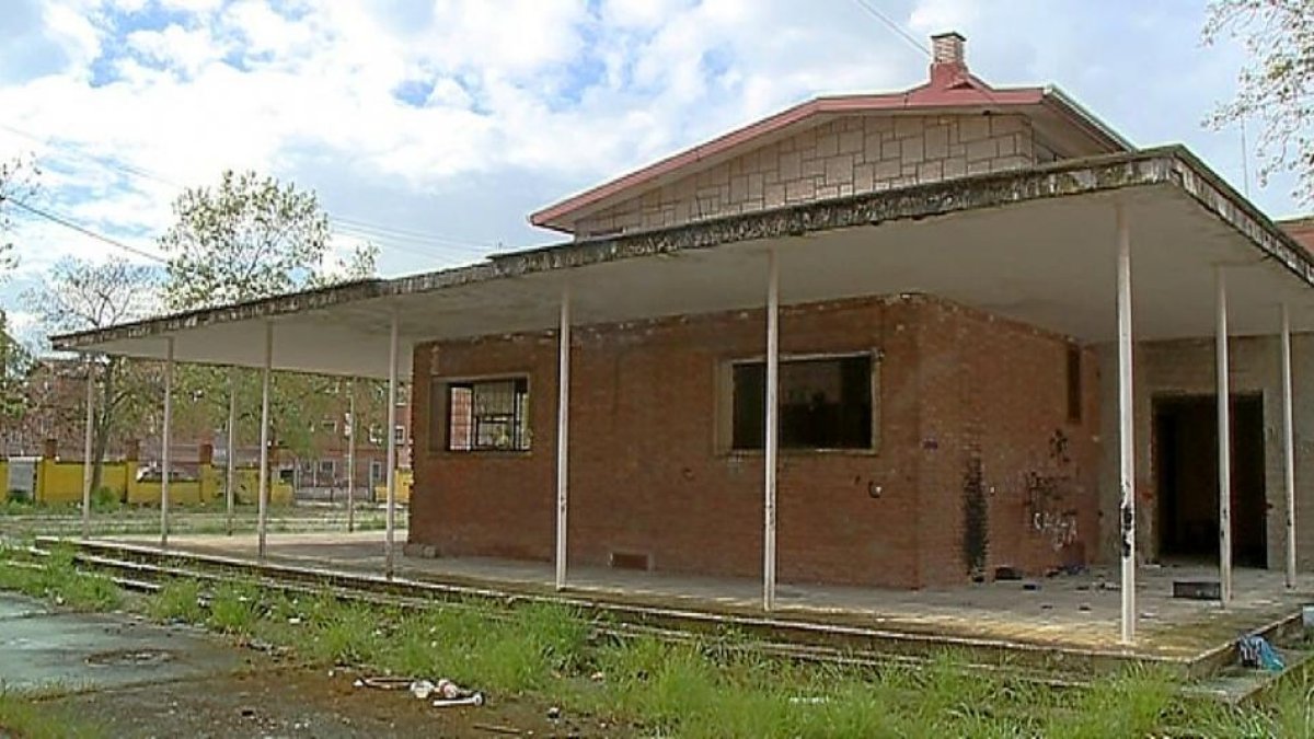 El antiguo colegio público Santiago López presenta una imagen  de abandono y suciedad  tras doce años cerrado.-LA 8