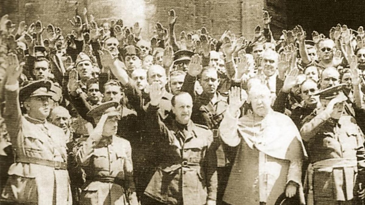 En las imágenes, autoridades hacen el saludo fascista ante la Catedral.-EL MUNDO