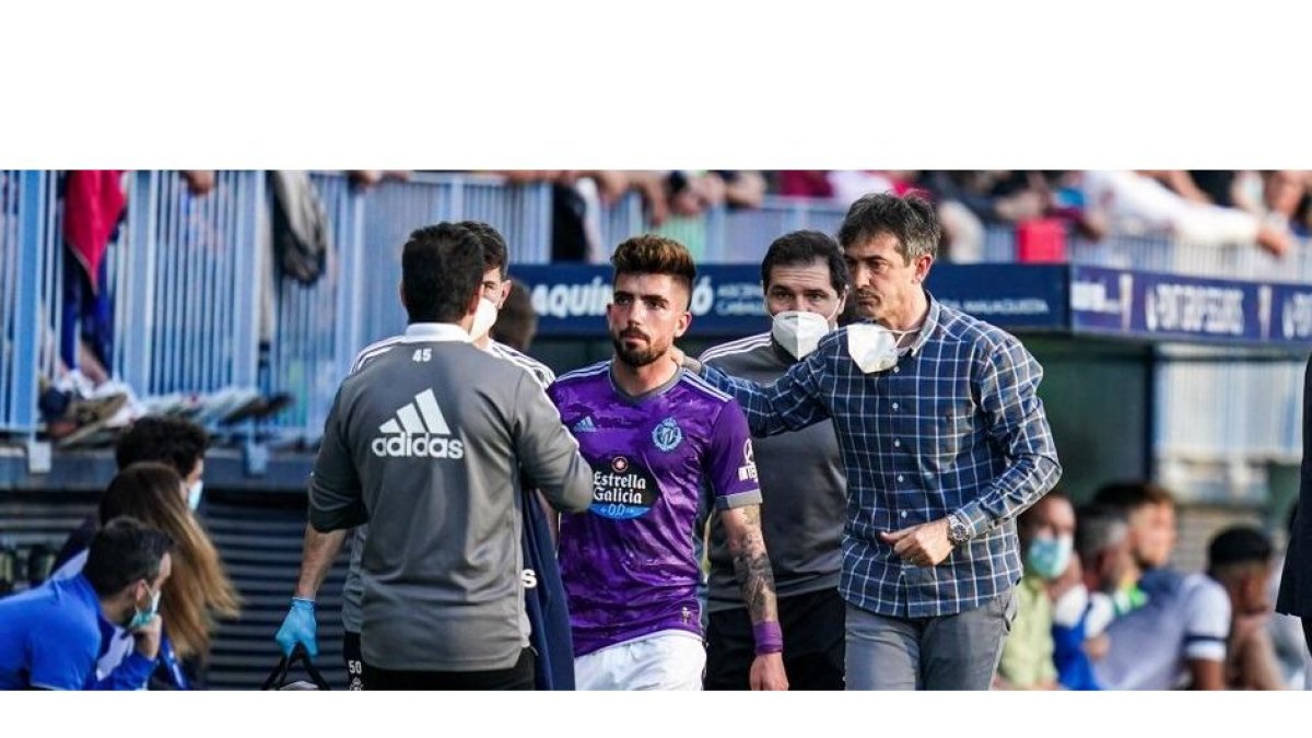 Pacheta da una palmada en la espalda a Monchu, ausente ante la Real B, tras sustituirle. / RV