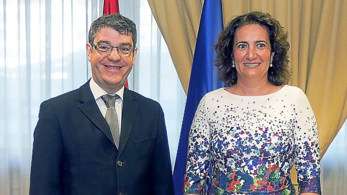 El ministro de Energía, Álvaro Nadal y la consejera de Cultura, García Cirac.-ICAL
