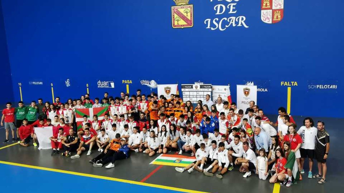 Foto de familia tras la entrega de premios. / E. M.