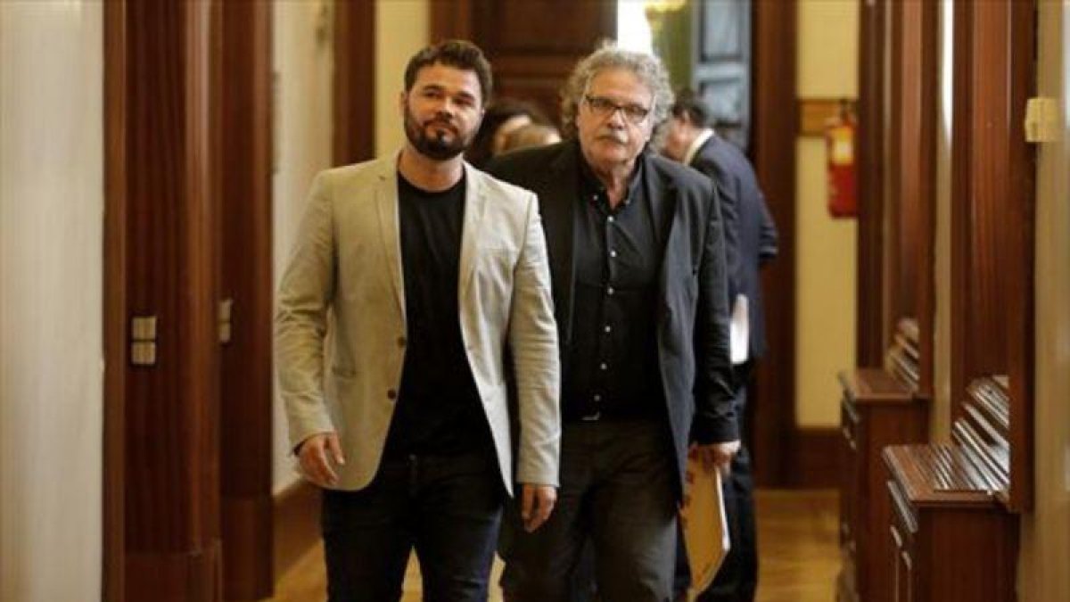 Los diputados de ERC Gabriel Rufián y Joan Tardà,en los pasillos de la Cámara.-JOSÉ LUIS ROCA