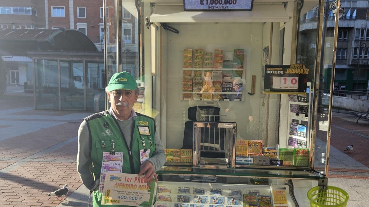 El Agente Vendedor Antonio Hernández Arranz, Quien Ha Vendido Los Cupones En Su Puesto En El Quiosco De La Plaza España Número 2 De Valladolid. - ONCE