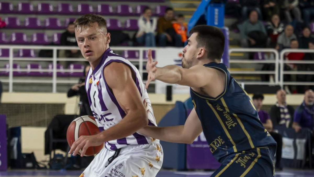 Puidet es defendido por un jugador del Clavijo. / PHOTOGENIC