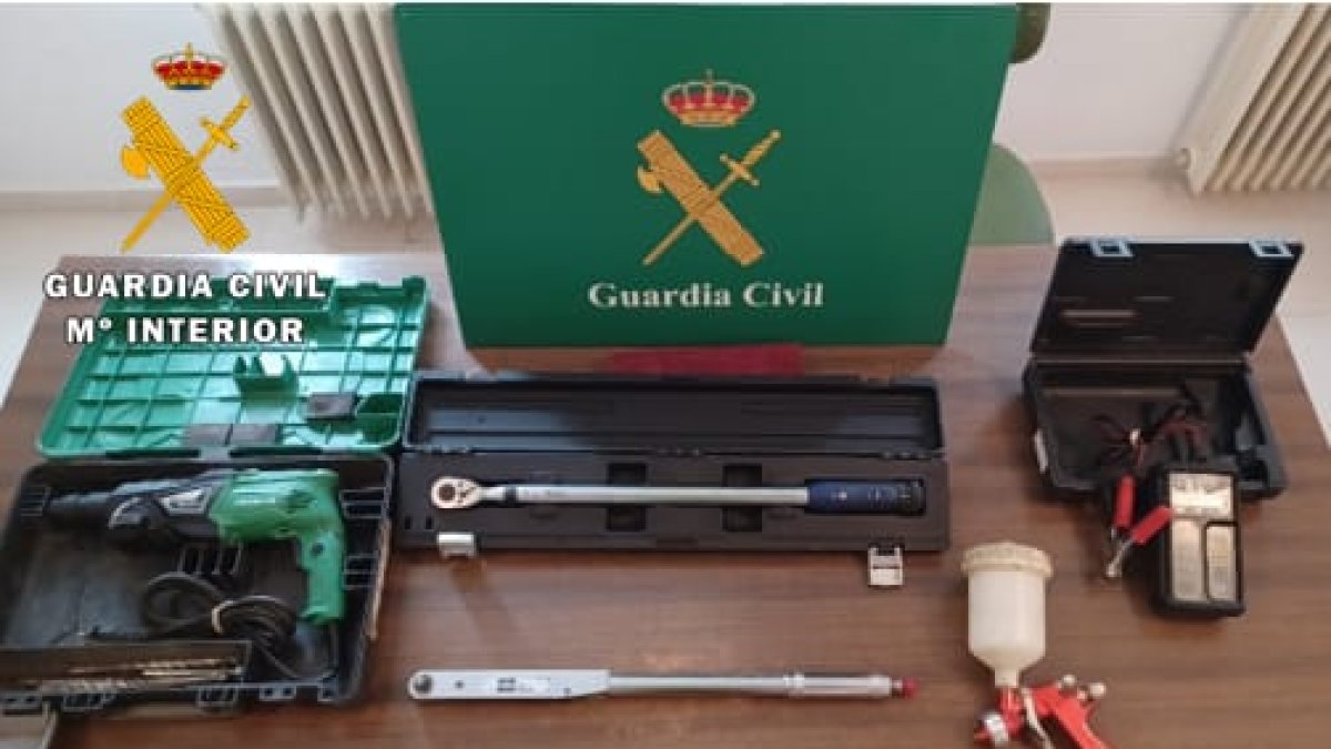 Herramientas localizadas por la Guardia Civil.- G.C.