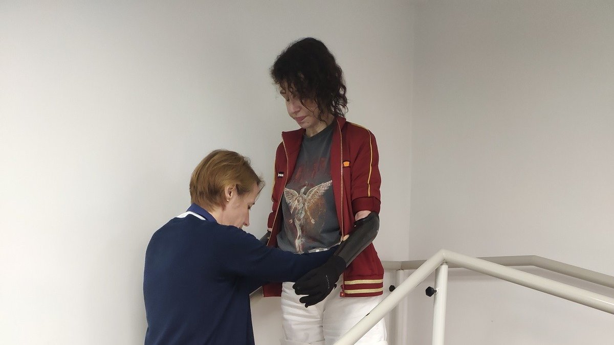 Rut Carpintero realiza ejercicios con su fisioterapeuta, Aranzazu Rodríguez, en Madrid. / EM