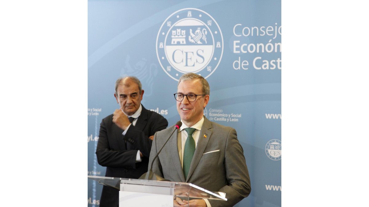 El consejero de Industria, Comercio y Empleo, Mariano Veganzones, durante la presentación de la Asociación de Entidades Representativas de la Economía Social de Castilla y León. Miriam Chacón/ Ical