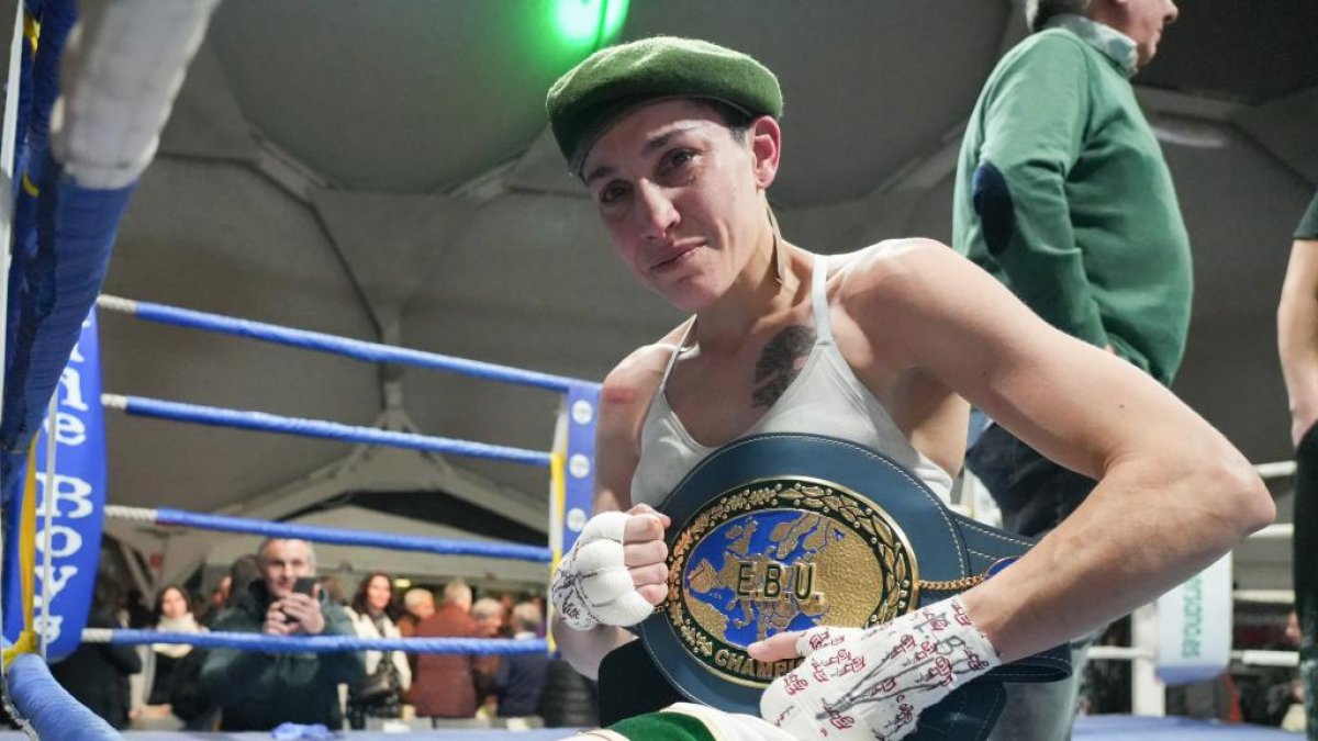 Isa Rivero posa con su cinturón de la EBU tras su exitosa defensa en Valladolid./ J.M. LOSTAU