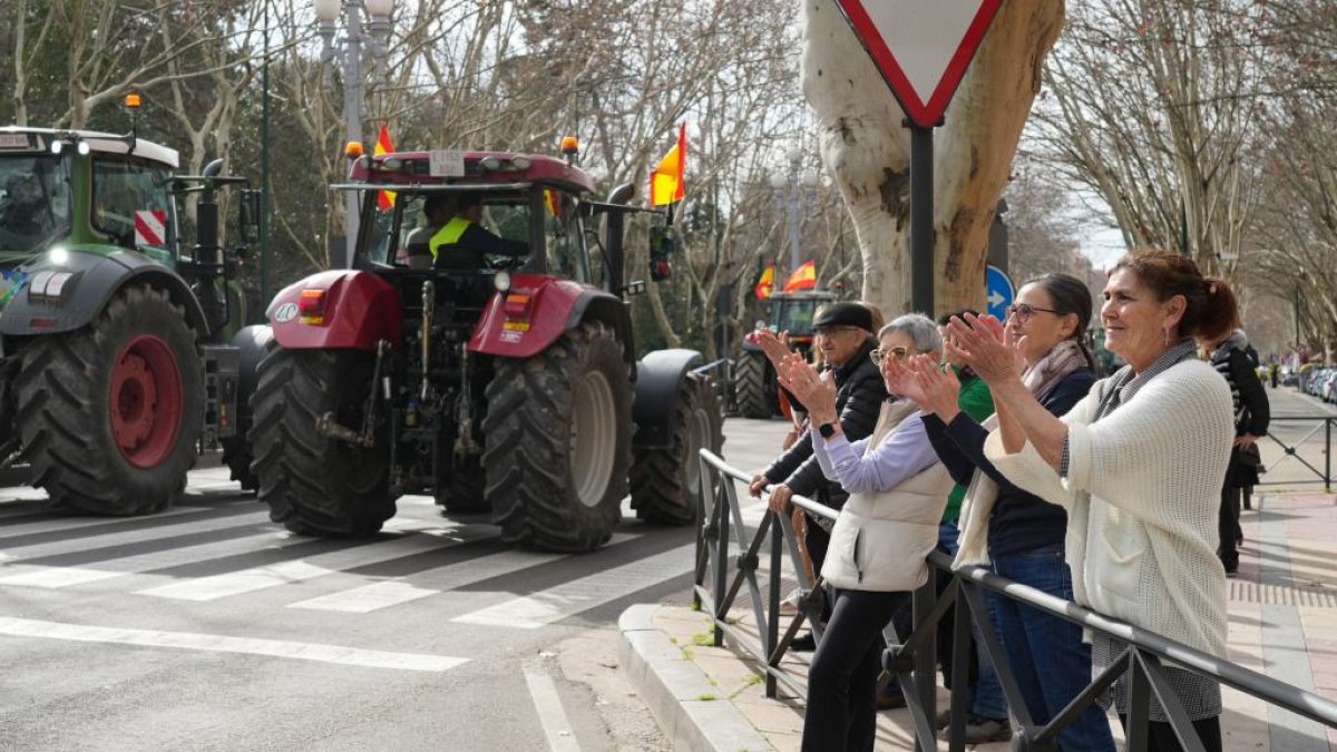 Transeúntes aplauden a los agricultores al paso de los tractores por Valladolid.