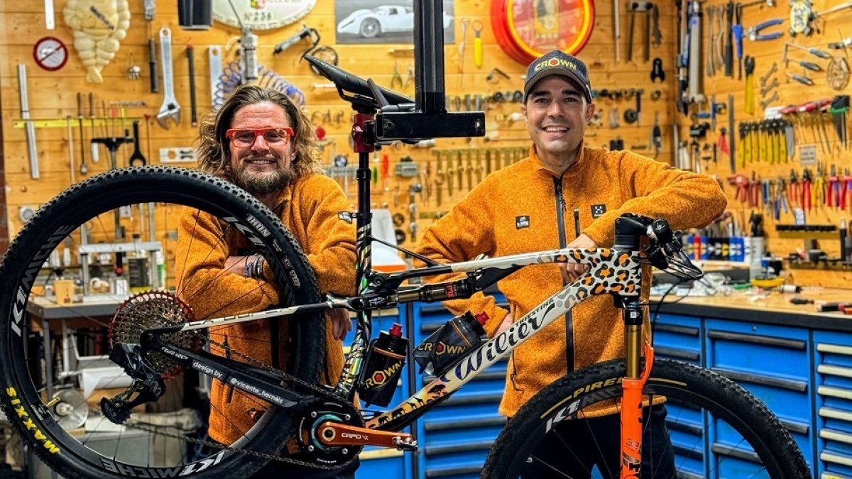 César Mato y Óscar Pujol con la nueva bicicleta que utilizarán. / EL MUNDO