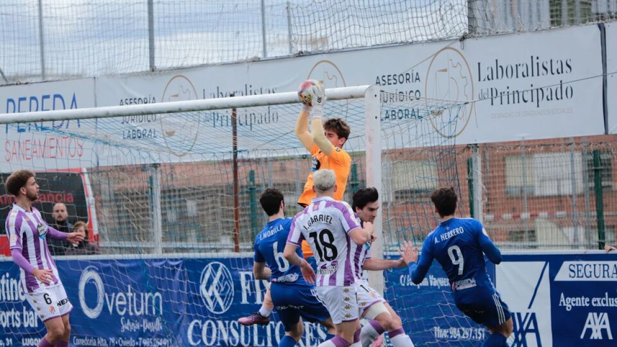 Arnau Rafús atrapa el balón ante el Covadonga. / RV