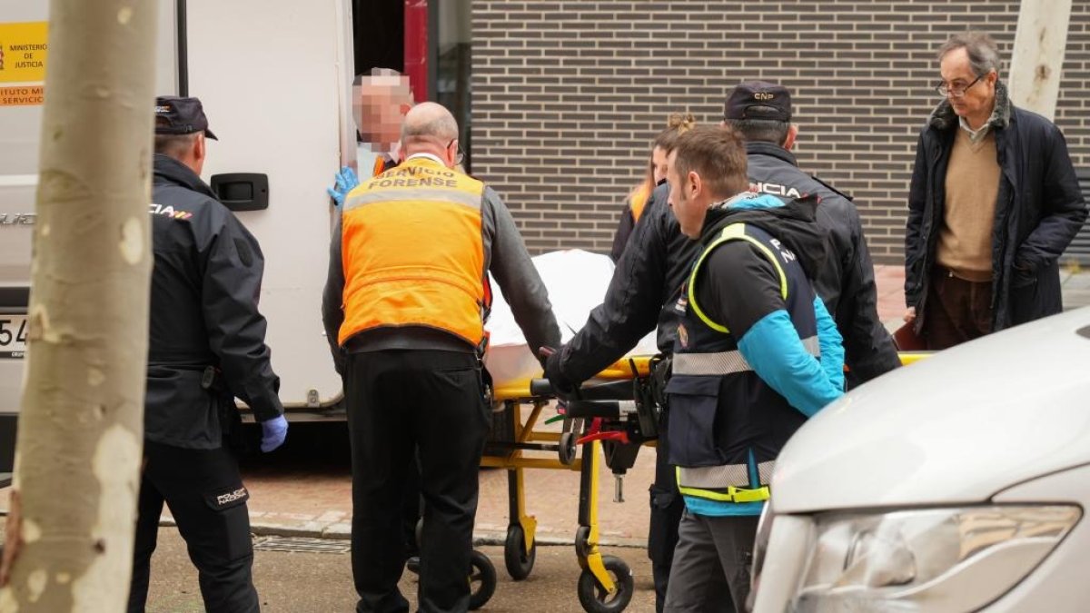Muere un trabajador en un accidente laboral en las obras de la red de calor de Villa de Prado en Valladolid.-J. M. LOSTAU