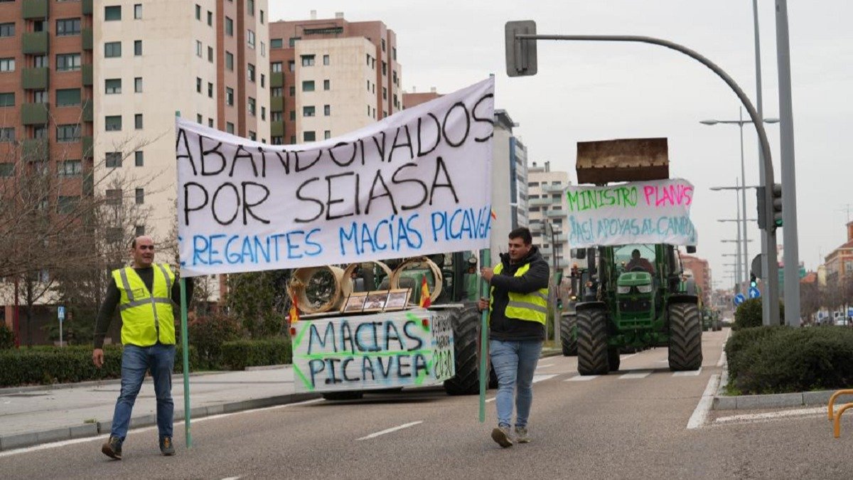 La tractorada convocada por la Comunidad de Regantes Canal Macías Picavea llega a Valladolid. -J.M. LOSTAU