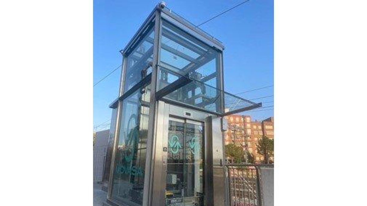 Ascensor del paso de Panaderos. -E.M.