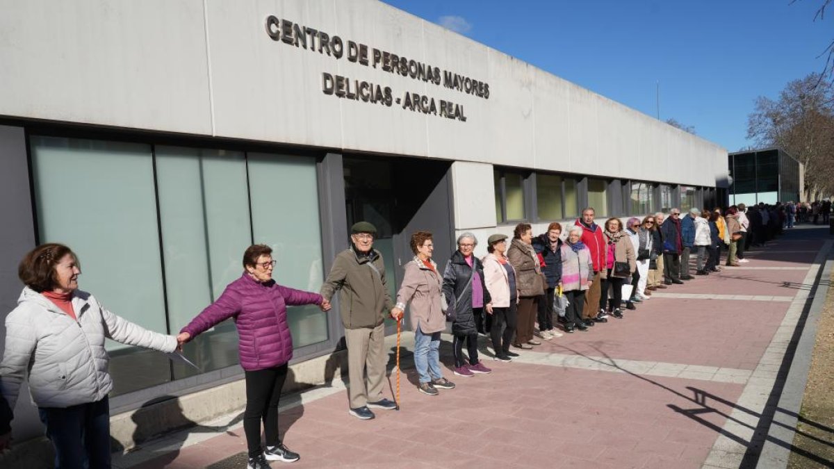 Usuarios del centro de mayores de Delicias-Arca Real realizan una cadena humana hasta el antiguo Mercadona. -J.M.LOSTAU
