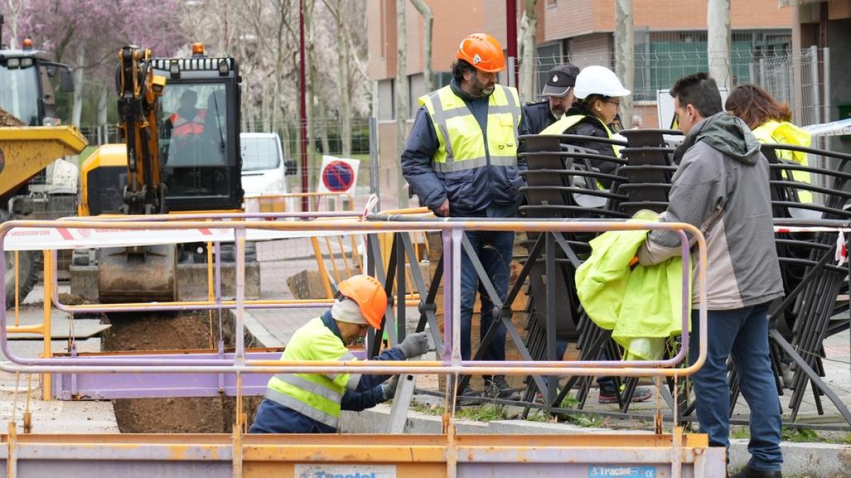 Muere un trabajador en un accidente laboral en las obras de la red de calor de Villa de Prado en Valladolid.-J. M. LOSTAU