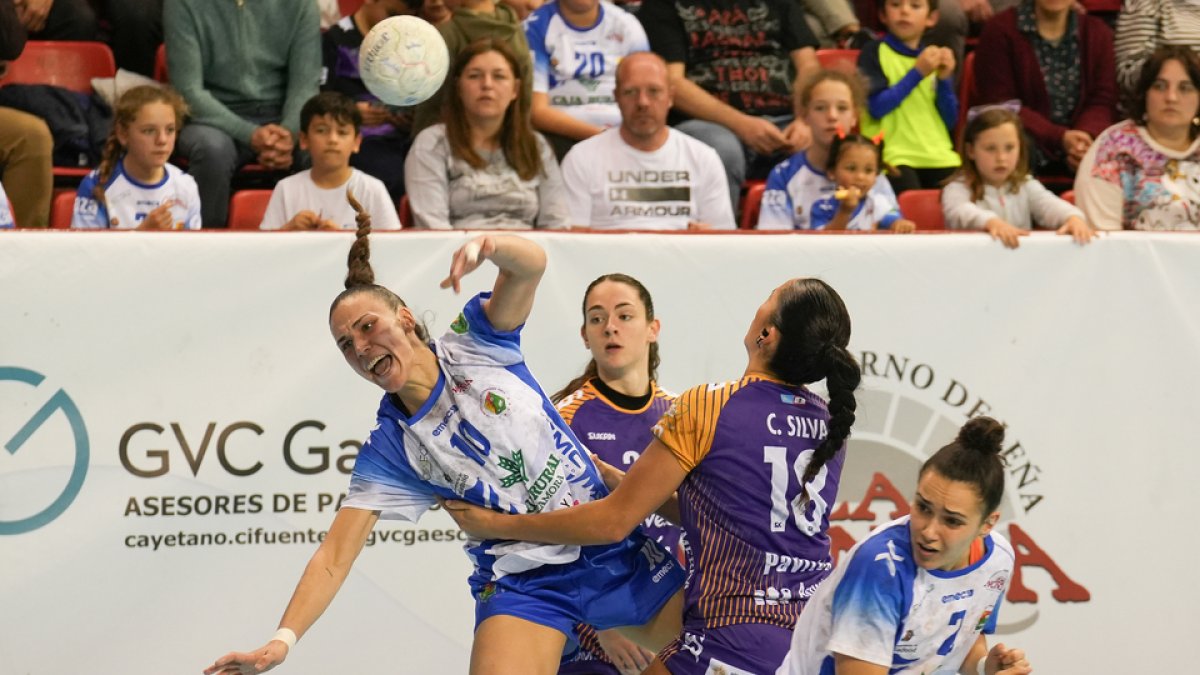 Encuentro entre el Caja Rural Aula y Balonmano Gijón. / LOSTAU