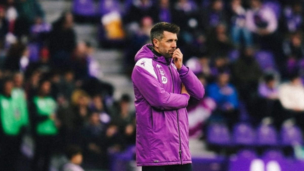 Pezzolano observa el partido desde la banda. REAL VALLADOLID