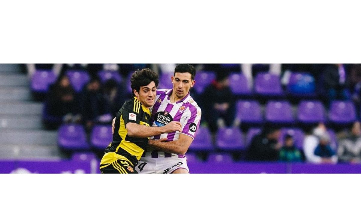 Tárrega pugna con un jugador del Zaragoza. / IÑAKI SOLA / RVCF