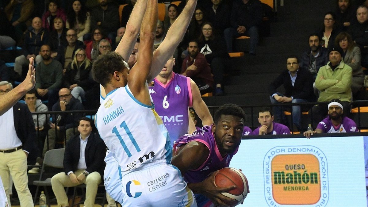 Nwogbo, cerrado por el pequeño Hannah. / LOF