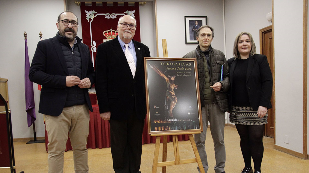 El alcalde de Tordesillas, Miguel Ángel Oliveira; el concejal Isaías García; el sacerdote José Manuel de la Fuente Mata; y la presidenta de la cofradía de la Vera Cruz, Verónica Gutiérrez. - SANTIAGO BERMEJO. Europa Press
