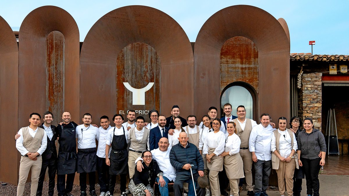 José Gordón, Noemí y su padre, con todo el equipo de cocina.  -E.M.
