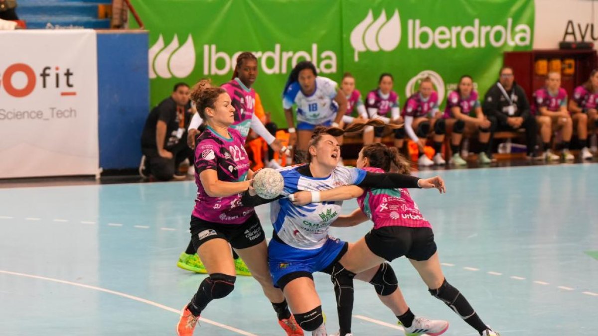 La férrea defensa del Elche tumba a la pivote del Caja Rural Aula. / PHOTOGENIC