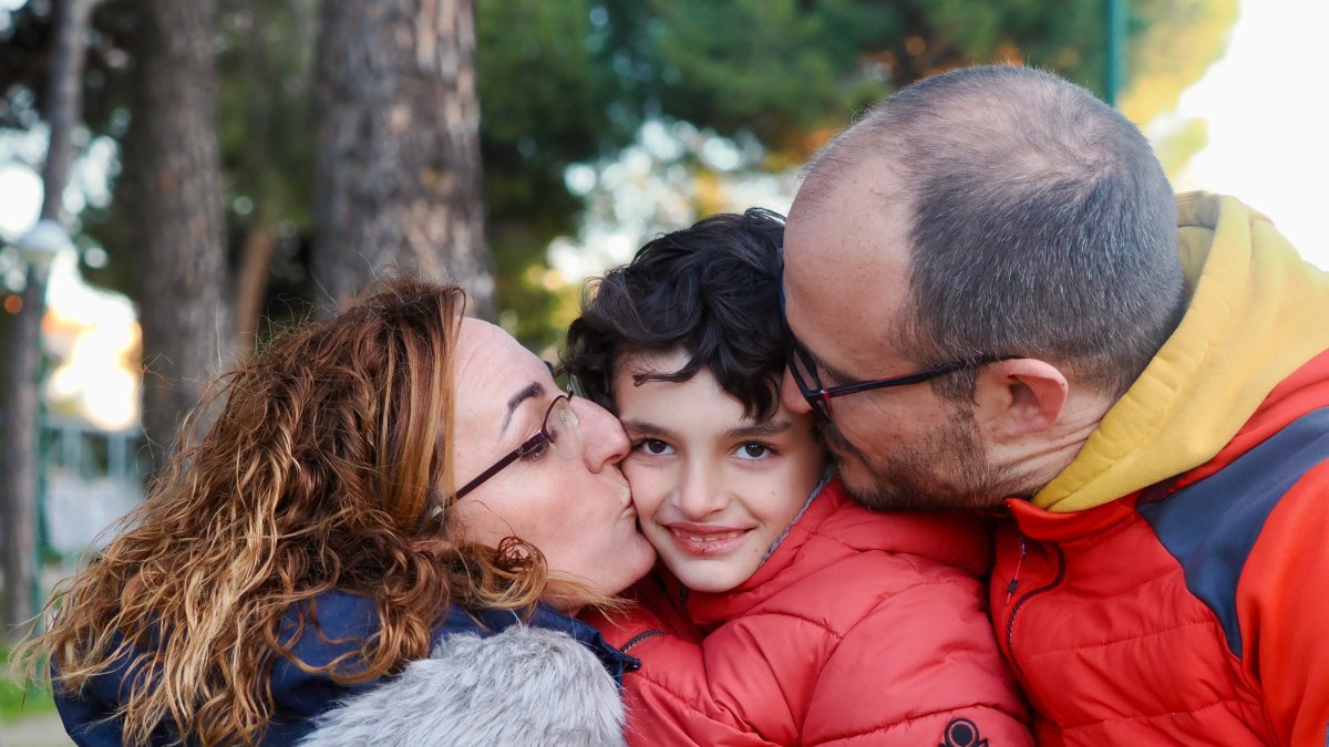 Héctor, niño que padece una enfermedad rara, junto a sus padres, Beatriz y José. -PHOTOGENIC