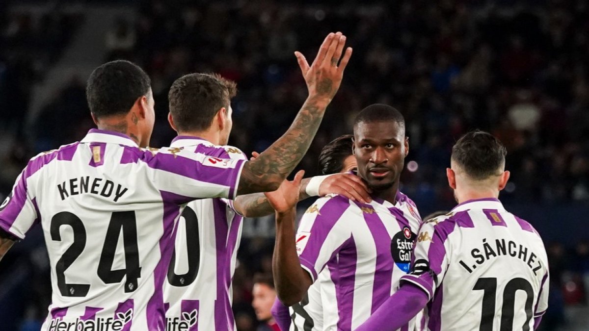 Sylla (7) celebra con compañeros el gol marcado al Levante, último de un delantero centro.REAL VALLADOLID