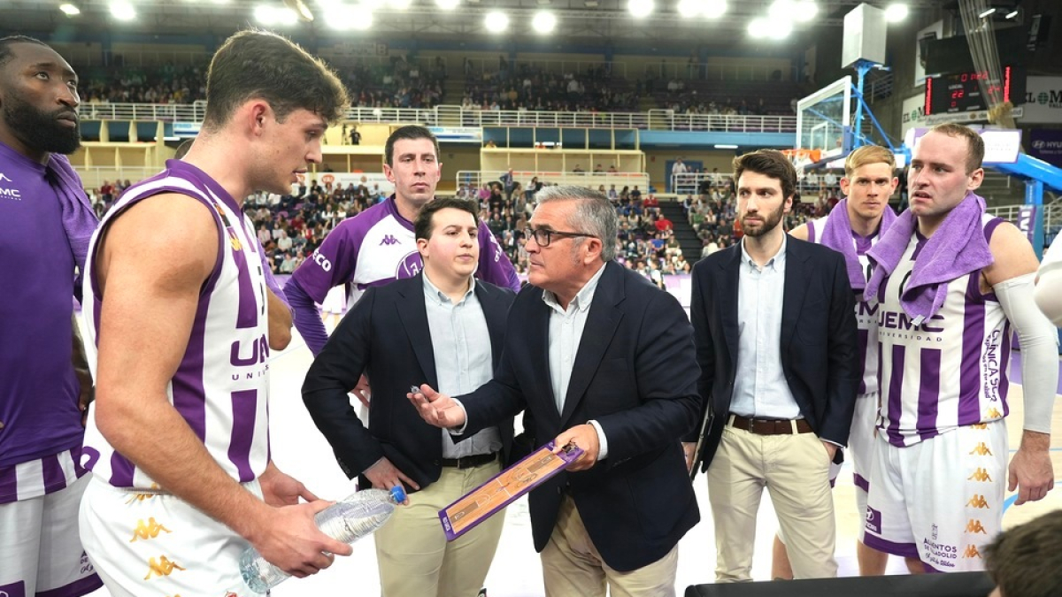 Paco García da indicaciones en un tiempo muerto ante Ourense. / LOSTAU