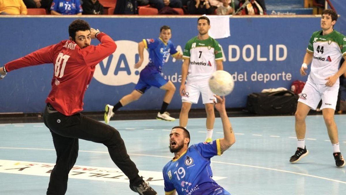 Juan Bar, esta temporada con el Anaitasuna en Huerta del Rey ante un lanzamiento de Álvaro Martínez. / PHOTOGENIC