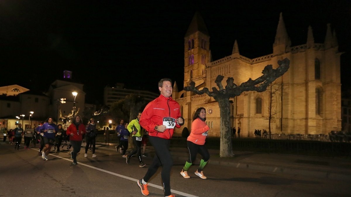 Un momento de la carrera Ríos de Luz celebrada el pasado año por las calles de Valladolid. / MONTSE ÁLVAREZ