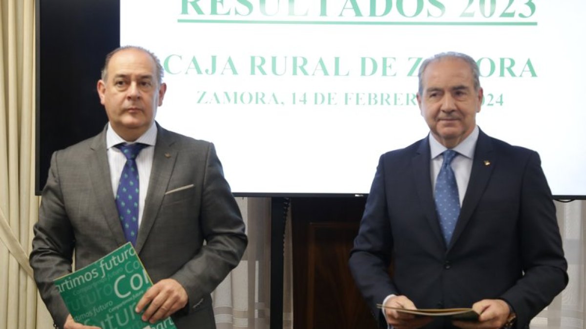El presidente de Caja Rural de Zamora, Nicanor Santos, y el director general, Cipriano García, presenta el balance y cuenta de pérdidas y ganancias
de la entidad - ICAL