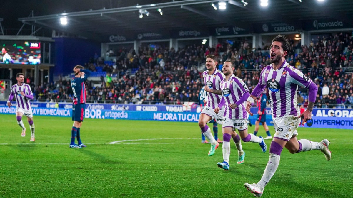 Monchu festeja su gol al Huesca, en la última victoria a domicilio.REAL VALLADOLID