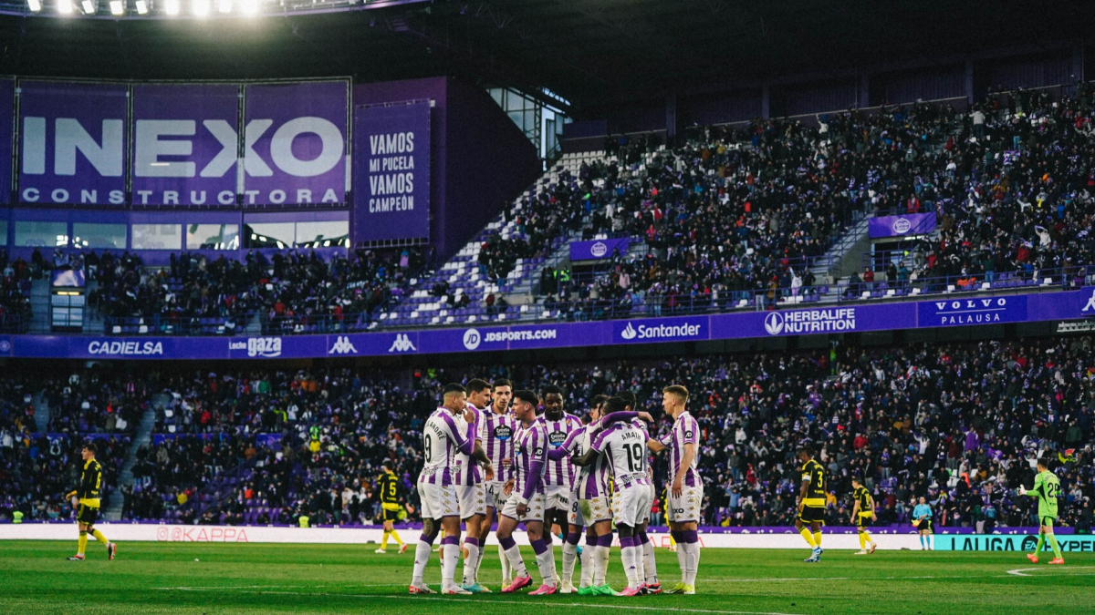 Los jugadores blanquivioleta celebran un gol al Zaragoza. REAL VALLADOLID