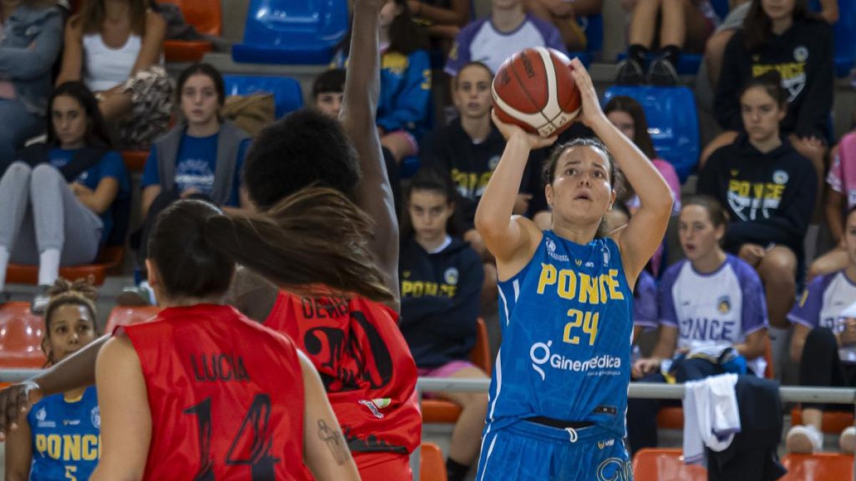 Gloria Izquierdo lanza ante el punteo de Dembele. / PHOTOGENIC