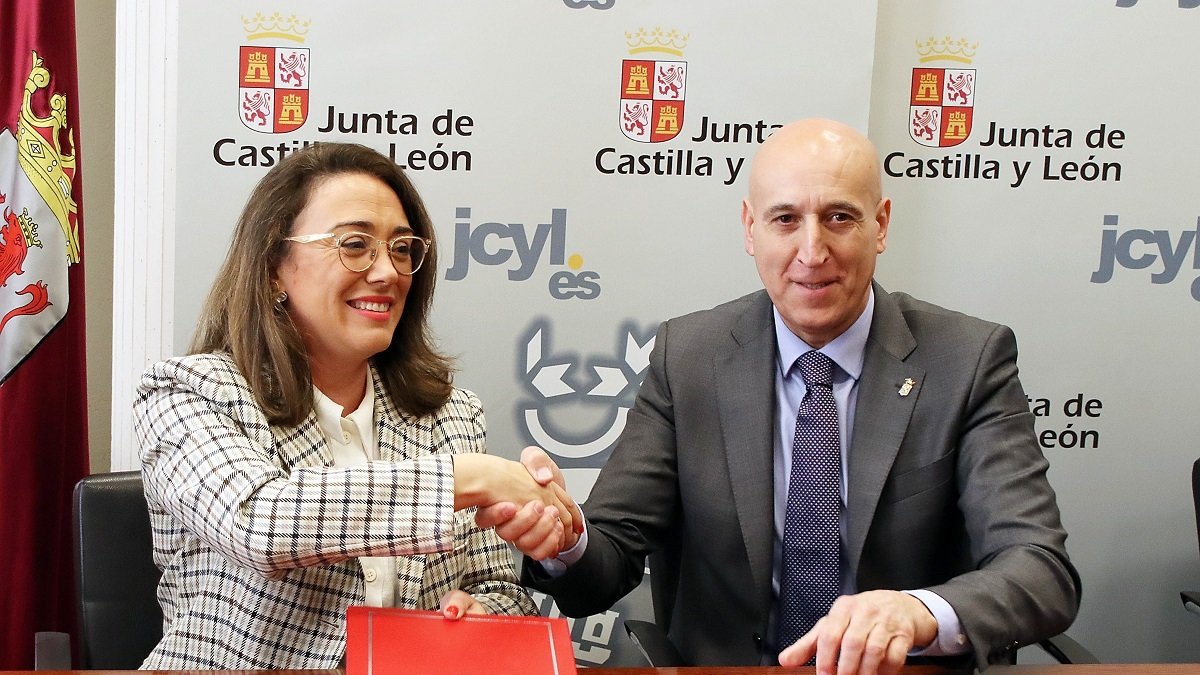 La consejera de Movilidad, María González Corral, y el alcalde de León, José Antonio Diez.- ICAL