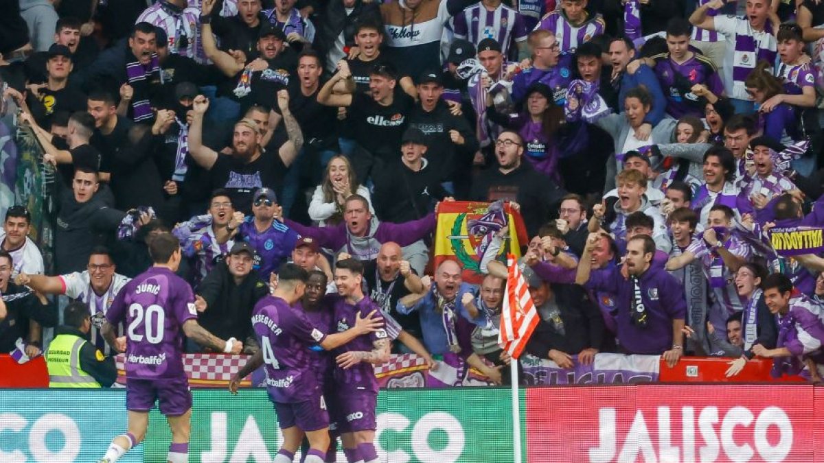 Amath celebra su gol con compañeros y aficionados blanquivioleta. LALIGA