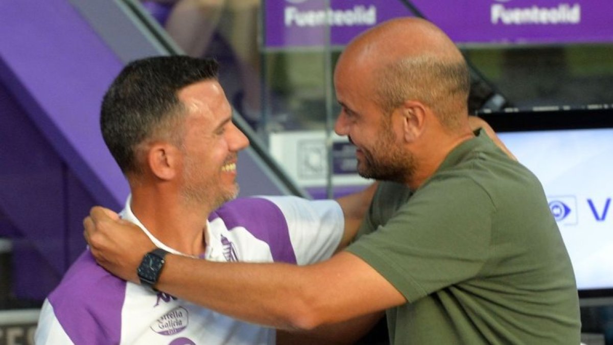 Ramírez saluda a Speranza, ayudante de Pezzolano, sancionado en el partido de Zorrilla.