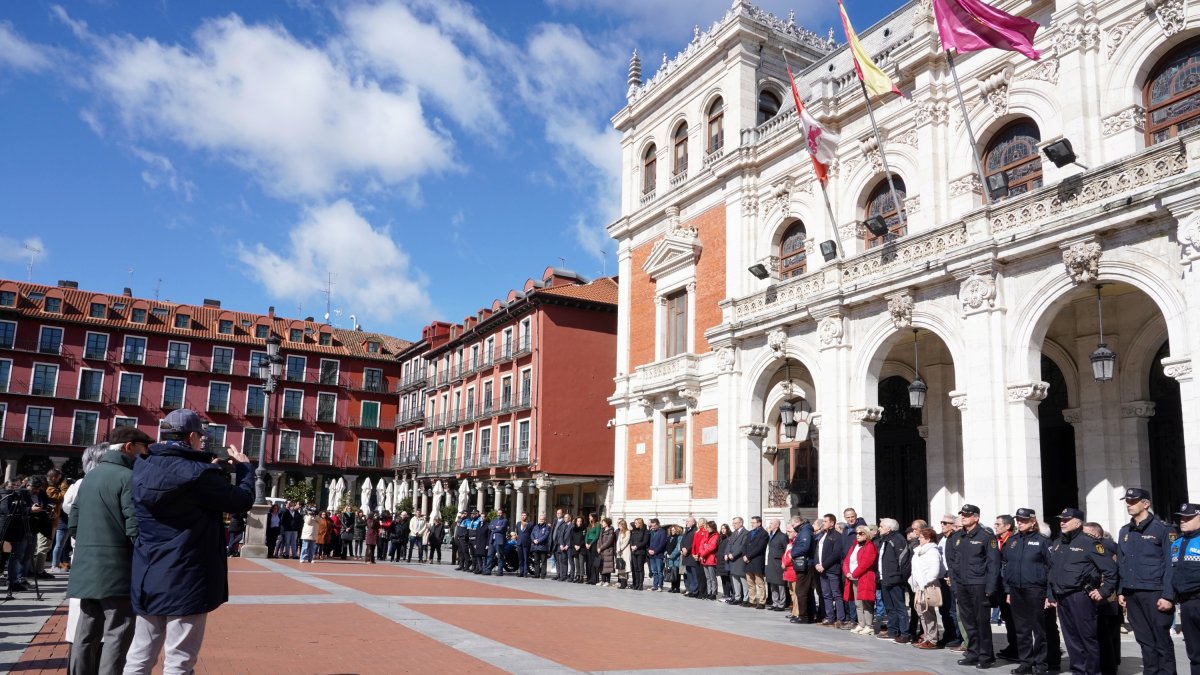 Minuto de silencio en el Ayuntamiento de Valladolid con motivo del 20 aniversario del 11M - ICAL