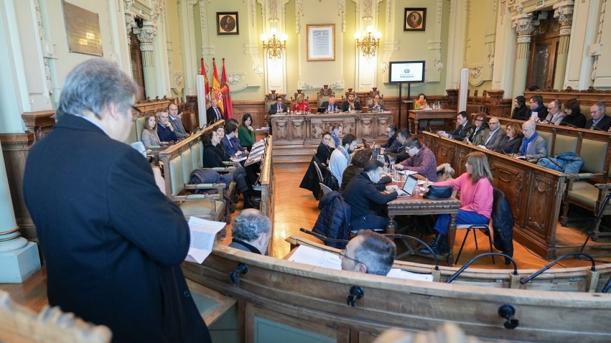 Pleno extraordinario del Ayuntamiento de Valladolid sobre el soterramiento. J. M. LOSTAU