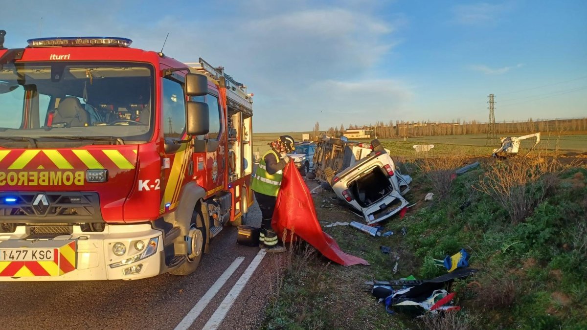 Estado en el que quedó el vehículo tras el accidente en Valladolid.-BOMBEROS DIPUTACIÓN