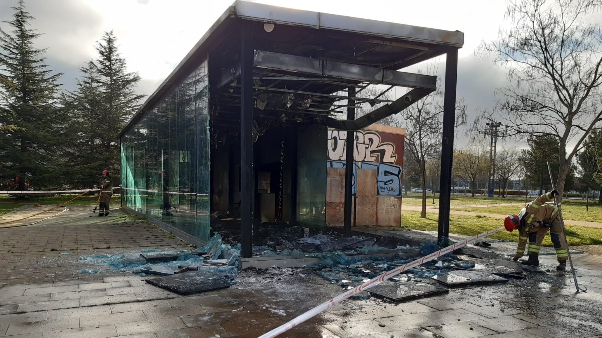 Los bomberos terminan la extinción del fuego en la nave acristalada del parque de Las Norias. / BOMBEROS VALLADOLID