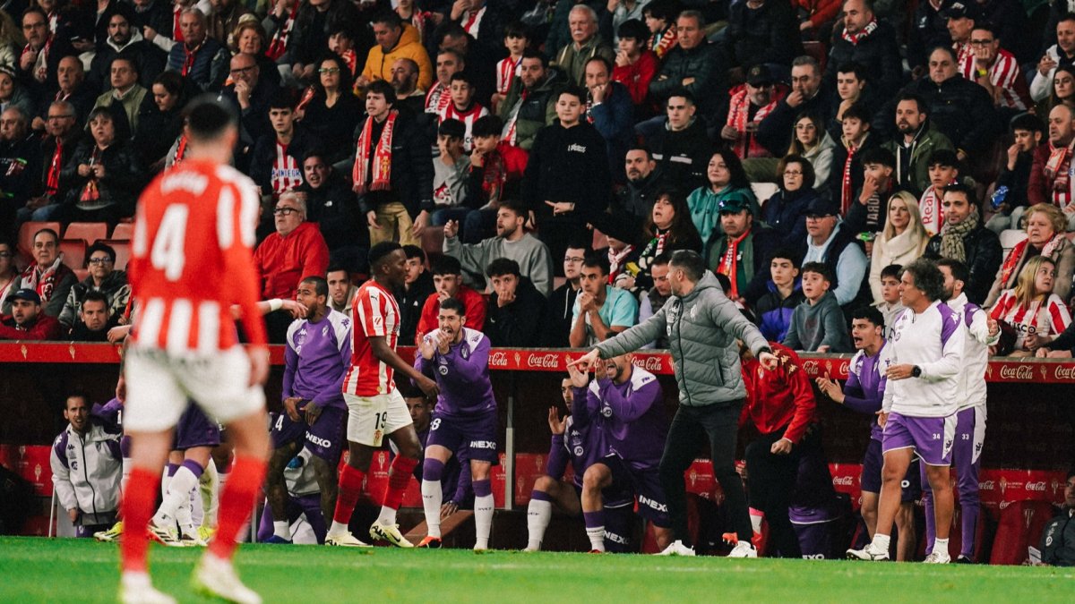 Pezzolano controla a su banquillo en los últimos minutos de El Molinón.REAL VALLADOLID